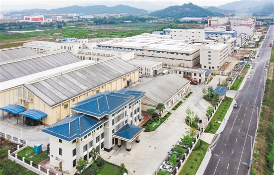 全省首個(gè)農(nóng)產(chǎn)品加工示范區(qū)廣東省農(nóng)產(chǎn)品加工示范區(qū)（江門臺(tái)山），其中斗山園區(qū)南部片區(qū)已引進(jìn)18個(gè)項(xiàng)目17家優(yōu)質(zhì)企業(yè)，計(jì)劃總投資超30億元。大型臺(tái)山大米加工廠“國(guó)糧二期”及天業(yè)冷鏈物流項(xiàng)目已經(jīng)投產(chǎn)。