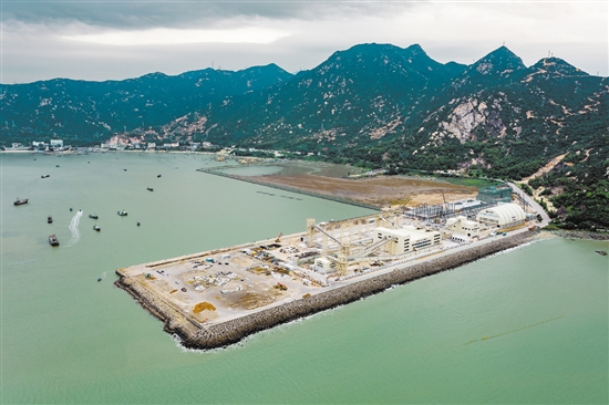 廣海灣港區(qū)布局銅鼓灣、魚塘灣、長(zhǎng)沙灣三個(gè)作業(yè)區(qū)，年通過(guò)能力達(dá)1.85億噸。圖為魚塘灣作業(yè)區(qū)碼頭和物流中心建設(shè)正加快建設(shè)。