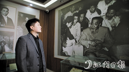 陳浩寧通過圖片了解陳垣先生的生平事跡、卓越成就。