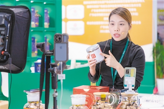 新寶堂的主播正在直播帶貨。