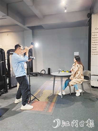 短視頻以其短小精悍、易于分享的特點(diǎn)，正成為快速吸引流量的“利器”。圖為商家在拍攝短視頻。