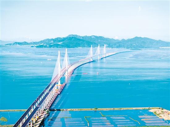 鳥瞰視角下的高欄港大橋（近）和黃茅海大橋（遠(yuǎn)）。