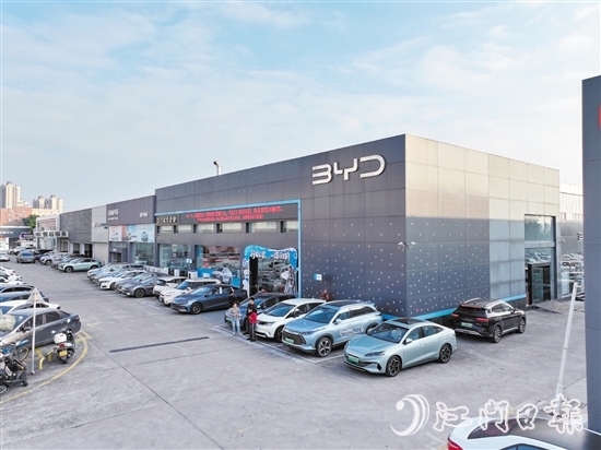 利生車城聚集了比亞迪、廣汽埃安等多個知名汽車品牌。