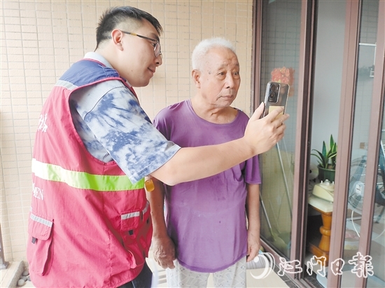 老年人在志愿者幫助下與親人視頻通話。