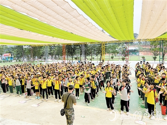 在大沙里·歡茶谷，教官在指導(dǎo)學(xué)生們訓(xùn)練。