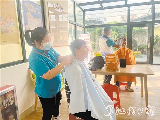 江南街道聯(lián)合社工機構開展義剪活動。