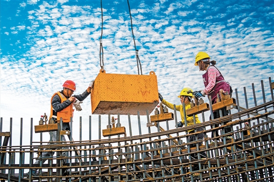 建設(shè)者們齊心協(xié)力，奮力沖刺建設(shè)關(guān)鍵節(jié)點(diǎn)。