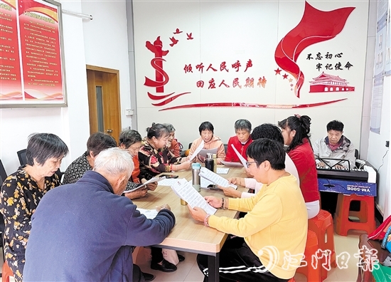 文昌沙社區(qū)居民在黨群服務(wù)中心開展“唱響鄰里好聲音”紅歌獻(xiàn)唱活動(dòng)。