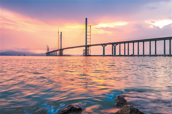 被落日晚霞染紅的黃茅海跨海通道。