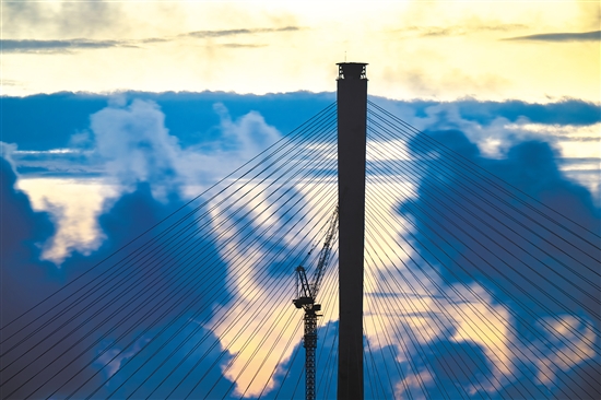 高聳入云的索塔劃破天際。