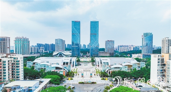 環(huán)市街道不斷提升轄區(qū)商圈整體競(jìng)爭(zhēng)力，為消費(fèi)市場(chǎng)注入更多創(chuàng)新元素和活力。圖為環(huán)五邑華僑廣場(chǎng)商圈。劉淑君