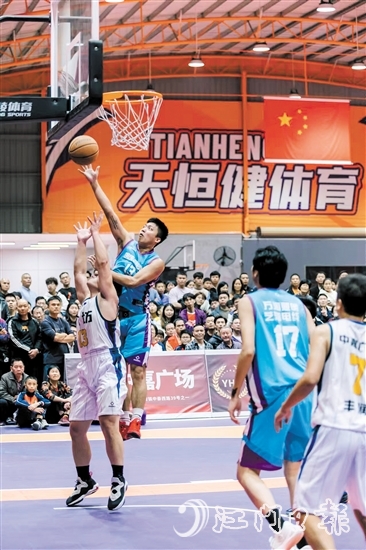 場上球員對抗激烈，場下觀眾看得目不轉睛。