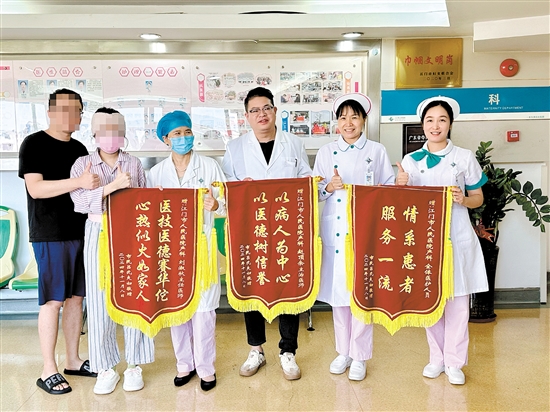 呂女士和丈夫送上錦旗表達(dá)感激之情。