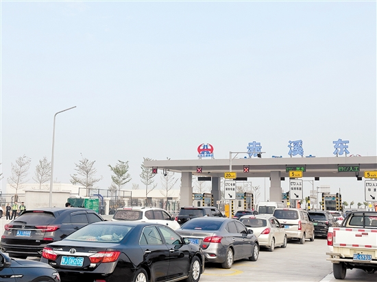 赤溪東收費(fèi)站前排起車(chē)龍。畢松杰