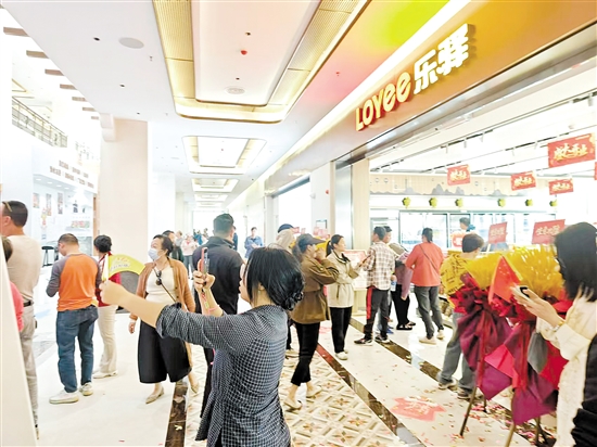 通車(chē)首日，黃茅海服務(wù)區(qū)吸引眾多游客打卡。郭永樂(lè)