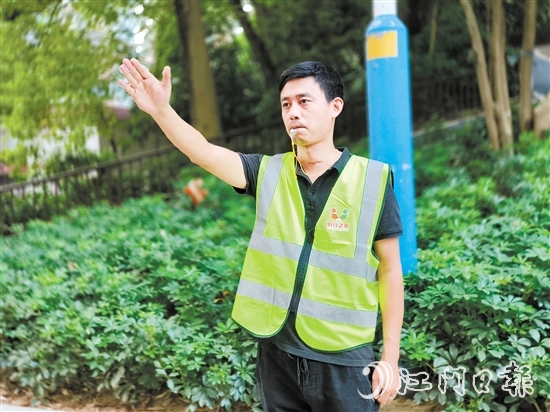 接受了崗前培訓(xùn)的“新業(yè)態(tài)交通義警”隊伍成員動作頗具“交警”風(fēng)范。