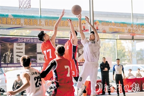 球員在賽事收官戰(zhàn)中拼盡全力、賽出風(fēng)采。