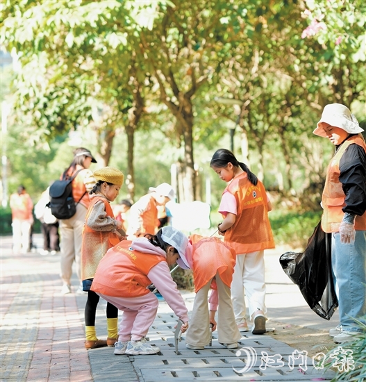 江門市范羅岡小學(xué)家長志愿服務(wù)隊通過“大手拉小手”的形式，在范羅岡小學(xué)濱江校區(qū)周邊開展全方位清潔巡查。