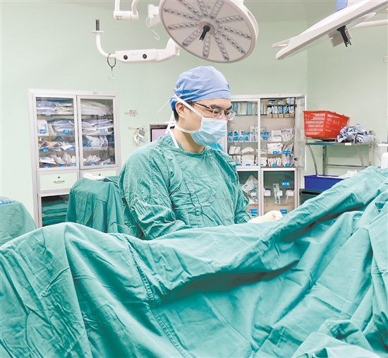 創(chuàng)傷骨科亞?？漆t(yī)生為患者施行手術(shù)。