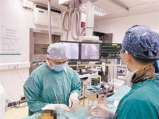 醫(yī)生為患者實(shí)施介入手術(shù)。