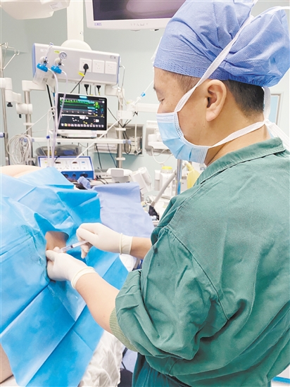 醫(yī)生為孕婦進(jìn)行麻醉。