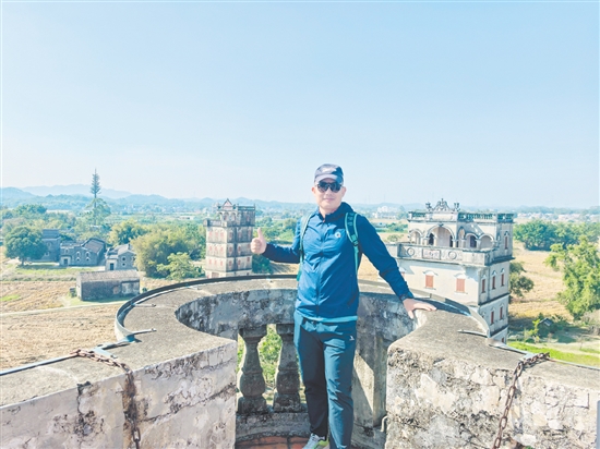 來自福建泉州的林先生跑完江門馬拉松賽后，到江門開平自力村碉樓群游玩。