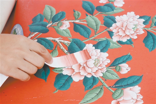 調(diào)色師在比對(duì)顏色，差一點(diǎn)都不行。