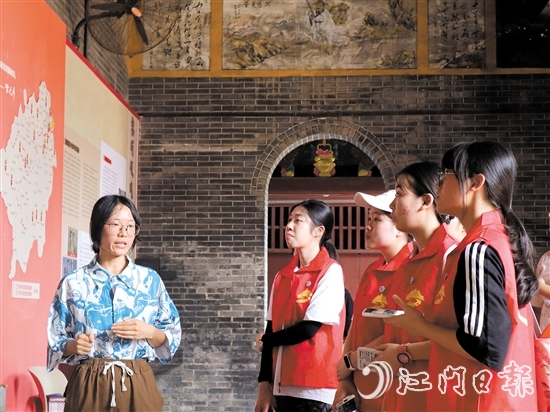 “行走中的黨課”讓學(xué)習(xí)形式“活”起來、“動”起來、“熱”起來。圖為黨員到南村村參觀學(xué)習(xí)。