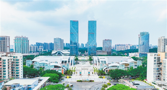 江門不斷優(yōu)化營商環(huán)境，吸引更多澳門項(xiàng)目前來落戶。圖為江門繁榮的商業(yè)圈。