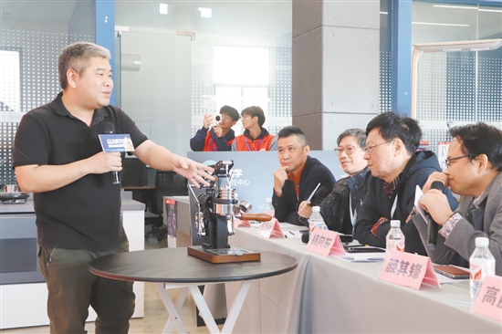大賽評委與答辯企業(yè)代表交流產(chǎn)品設(shè)計理念。