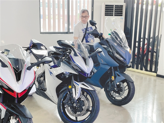 江門的摩托車作品備受評委關(guān)注。