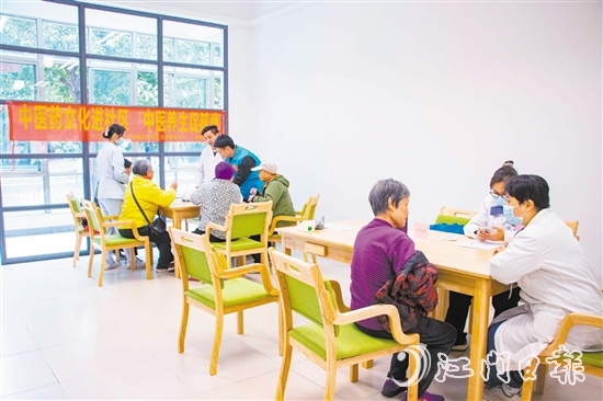 蓬江區(qū)北區(qū)衛(wèi)生院醫(yī)務(wù)人員到甘化社區(qū)居家養(yǎng)老服務(wù)站開展義診活動(dòng)。