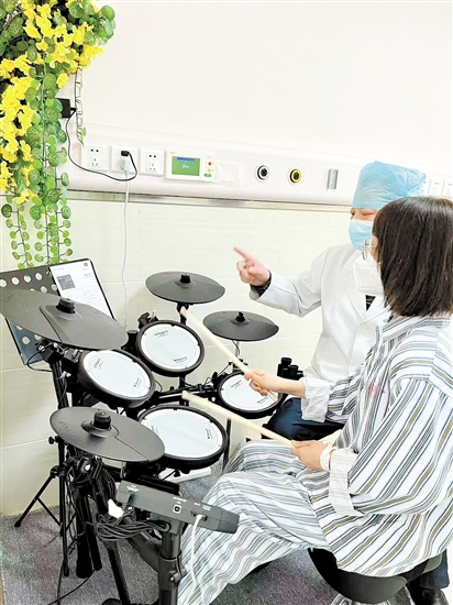 通過樂器互動增進患者與醫(yī)護人員的溝通，幫助患者釋放情緒。