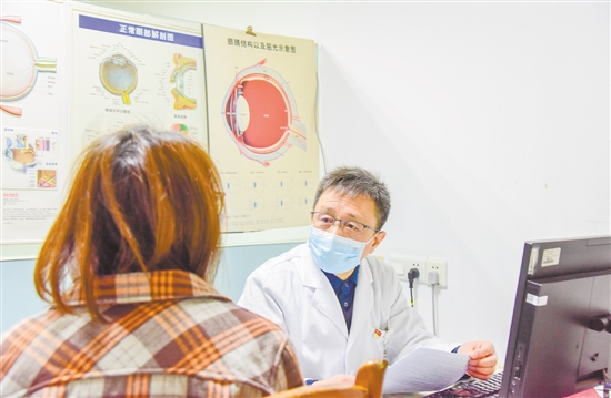 彭超為患者開(kāi)具處方。