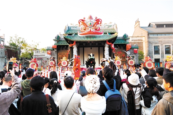 江門精彩的民俗演出吸引眾多游客。