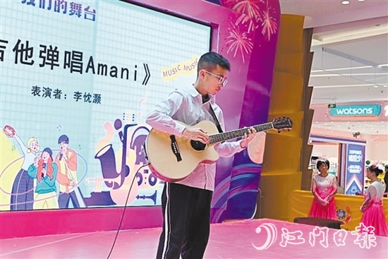 吉他手為觀眾帶來彈唱表演。