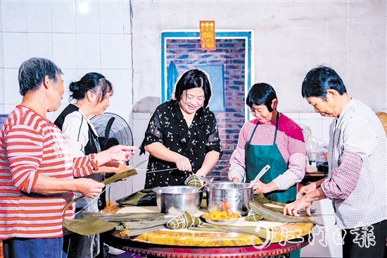 非遺傳承人呂艷卿正在傳授柴火粽的制作技藝。