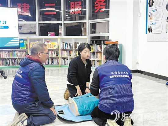 志愿者們利用模擬人進行現(xiàn)場演示，并指導居民進行實操訓練。