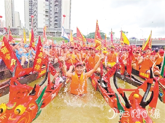 棠下端午龍舟會現(xiàn)場熱鬧非凡。