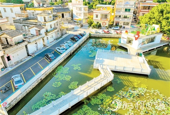 上巷村扎實推進綠美生態(tài)建設(shè)。圖為水上書吧。