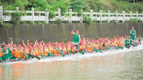 江海區(qū)舉辦端午龍舟競渡活動。
