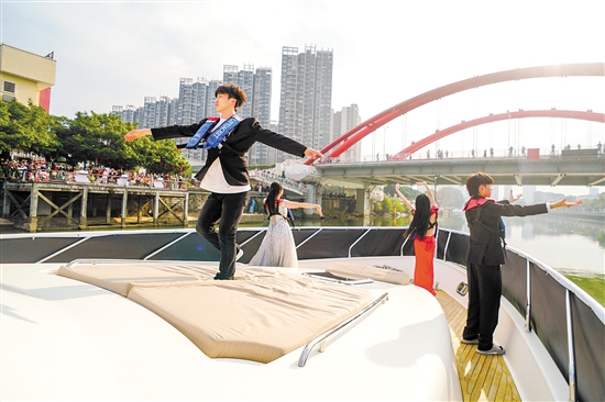 活動(dòng)現(xiàn)場，一艘游艇出現(xiàn)在江門河上，飄出悠揚(yáng)的歌聲，船上的演員身著禮服載歌載舞。郭永樂