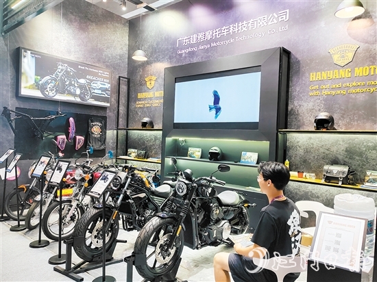蓬江區(qū)摩托車企業(yè)積極往外拓展市場(chǎng)、尋找出路。圖為第136屆廣交會(huì)上的建雅摩托展位。