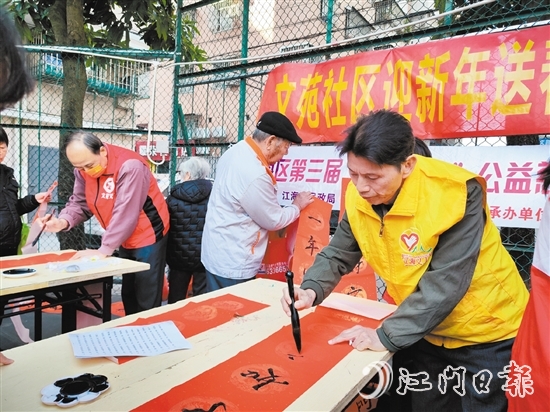 志愿者在攤位上揮毫潑墨。