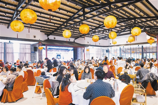 禮東美食街匯聚了30多家特色田園餐飲店，吸引了眾多游客前來品嘗美食。2022年，禮東美食街獲得第二批“廣東省粵菜美食街”榮譽(yù)稱號(hào)。