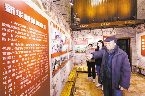 知青故事紀(jì)念館是深受村民喜歡的打卡點(diǎn)，80多歲的老知青梁錦華常來這里重溫以前的歲月。