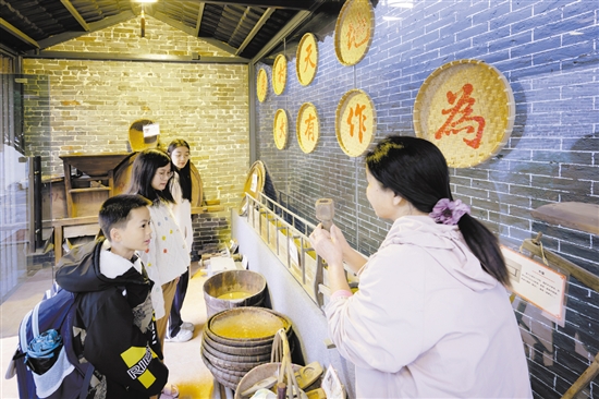 農(nóng)耕文化展示館里的農(nóng)具全是村民捐獻(xiàn)的，引發(fā)了孩子們的好奇心。