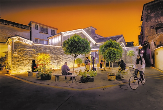 華燈初上，新華村一派安靜祥和的景象。