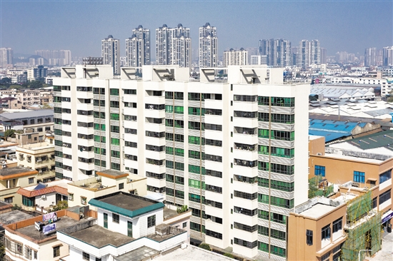 村民公寓樓拔地而起，大幅提升村民居住水平的同時(shí)還增加了村集體經(jīng)濟(jì)收入。