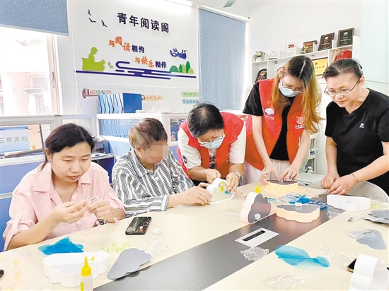 江門市中心醫(yī)院神經(jīng)內(nèi)科團隊為老年群體提供高品質(zhì)護理服務(wù)。